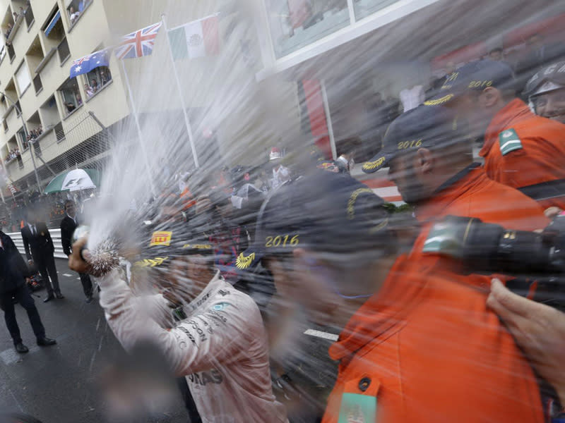 „Mercedes“-Fahrer Lewis Hamilton lässt den Champagner anlässlich seines Sieges beim Grand Prix von Monaco spritzen. (Bild: AP Photo/Claude Paris)