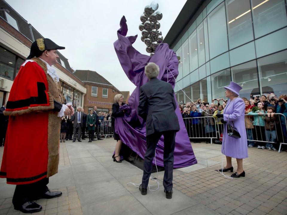 Britain's Queen Elizabeth II unveils a Diamond Jubilee monument to mark her 60 years on the throne, watched by the local mayor Colin Rayner (Getty Images)