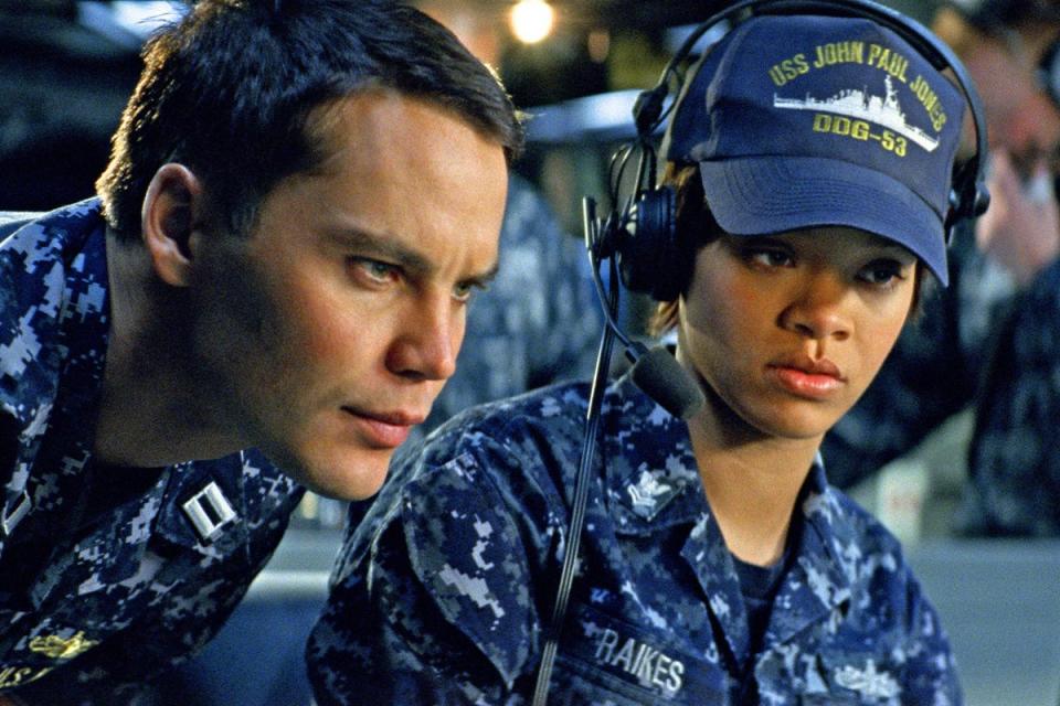 Taylor Kitsch y Rihanna en ‘Batalla naval’ (Shutterstock)