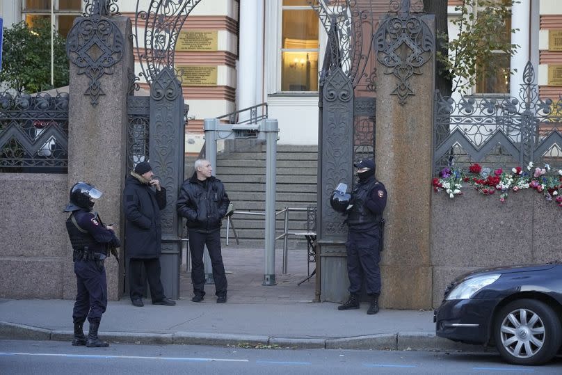 Policías armados hacen guardia frente a la sinagoga principal en San Petersburgo, octubre de 2023