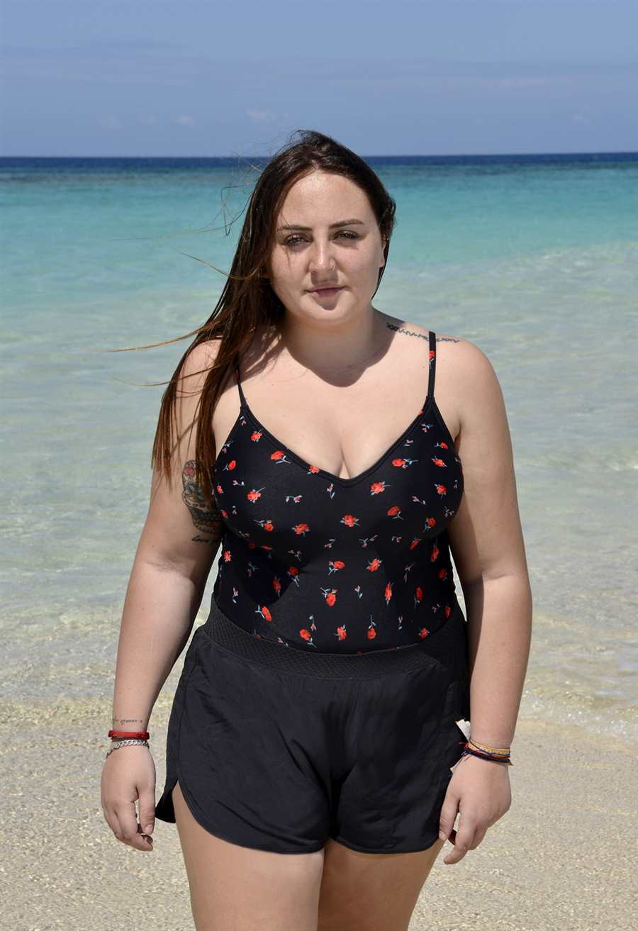 Rocío Flores posando en bañador para la foto promocional de Supervivientes