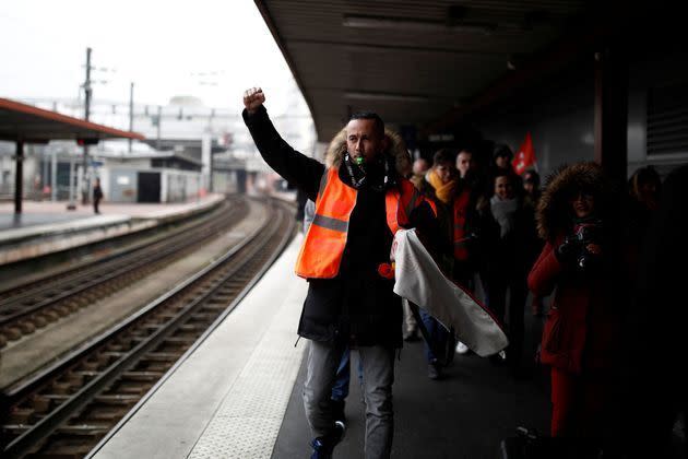 Des cheminots grévistes à la gare du Nord, avant le départ de la manifestation, jeudi.