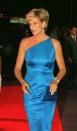 <p>Diana bei einem Benefizdinner in Sydney, Australien, im Oktober 1996. Sie trägt ein atemberaubendes türkisfarbenes Seidenkleid von Versace. Als Accessoires wählte sie ein fünfreihiges Perlenarmband mit einem Aquamarin. Dazu trug sie einen Smaragdring, den sie 1997 in Asprey in Auftrag gegeben hatte. [Bild: PA] </p>