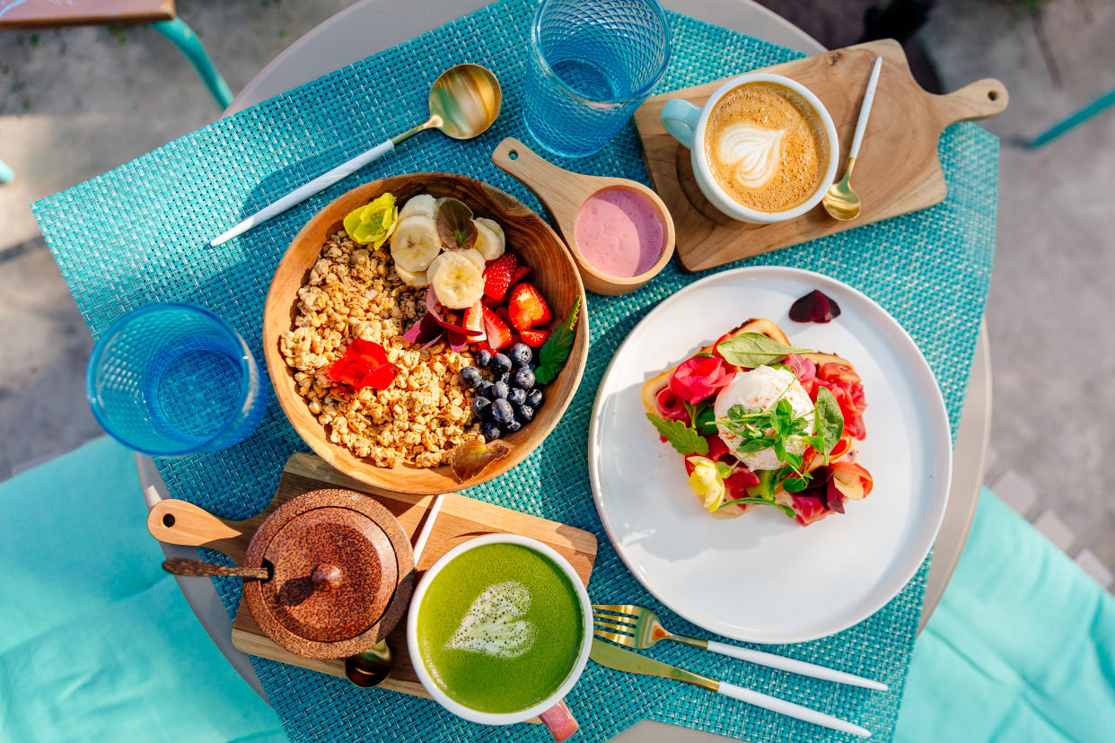 Los desayunos saludables son ricos en frutas, cereales y proteínas bajas en grasas (Foto:Getty) 