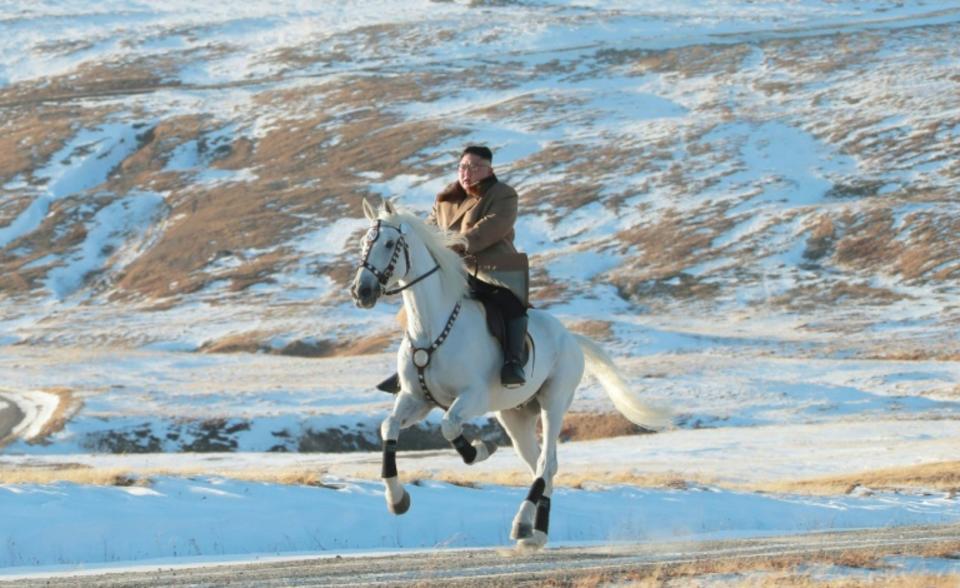 Corea del Norte publica unas fotos de Kim Jong-un a caballo y la red se llena de memes