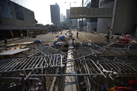 A barricade of metal fences is seen as protesters block a street, near the government headquarters in Hong Kong September 30, 2014. REUTERS/Carlos Barria