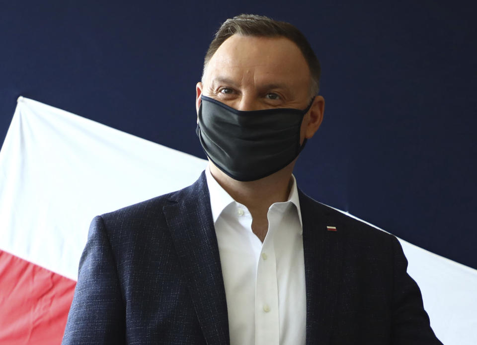 En esta imagen de archivo, tomada el 28 de junio de 2020, el presidente de Polonia, Andrzej Duda, vota durante las elecciones presidenciales, en Cracovia, Polonia. Duda dio positivo al coronvirus, anunció su vocero el 24 de octubre de 2020. (AP Foto/Beata Zawrzal, archivo)