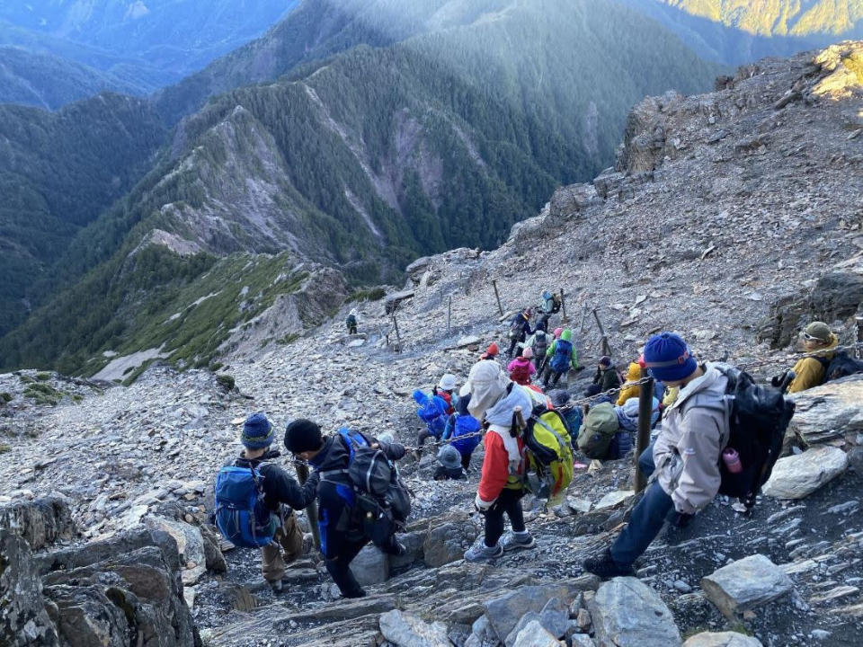 圖說：攀登玉山最後一哩路之字形及碎石坡困難重重，學員挑戰成功完攀返途。（圖片/記者吳素珍翻攝）。