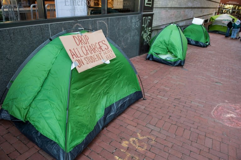 Unos estudiantes del Emerson College que apoyan la causa palestina duermen en tiendas de campaña en un campamento que establecieron en un callejón junto a la calle Boylston, en Boston, Massachusetts (EEUU), el 22 de abril de 2024 (Joseph Prezioso)