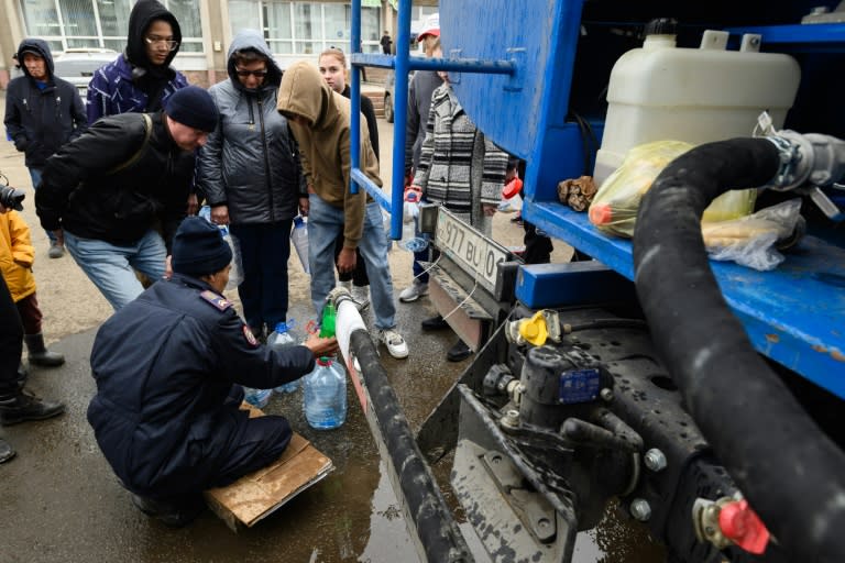 Unos habitantes de la inundada ciudad de Petropavl, en el norte de Kazajistán, cerca de la frontera con Rusia, hacen fila para beber agua el 14 de abril de 2024 (Evgeniy Lukyanov)