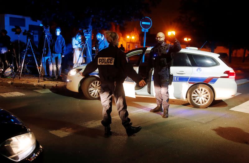 Foto del viernes de agentes de policía asegurando el área cerca de donde un hombre fue apuñalado en la localidad de Conflans St Honorine, en el extrarradio de París