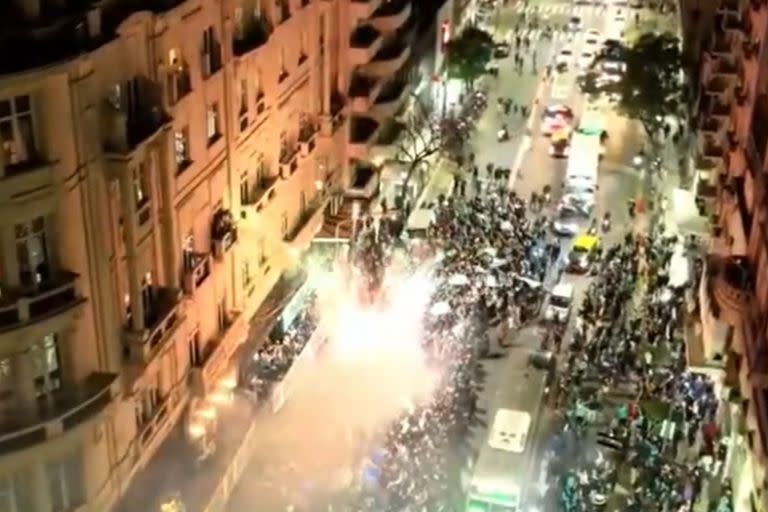 Un centenar de fanáticos de La Academia se apersonaron sobre Callao y alentaron a los jugadores, quienes se hospedaban en el Hotel Savoy, en la víspera al partido con Boca