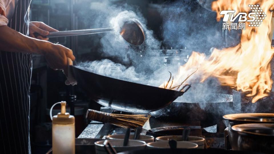 一名廚師在料理時，被以砍頭的眼鏡蛇咬傷。（示意圖／shutterstock達志影像）