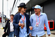 <p>Auch die Hollywood-Stars Owen Wilson (links) und Woody Harrelson wollten sich den britischen Traditions-Grand-Prix nicht entgehen lassen – und sorgten mit ihrem Style für staunende Blicke. </p>