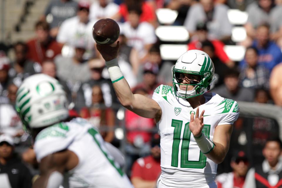 Oregon quarterback Bo Nix (10) throws a pass during the first half of an NCAA college football game against Washington State, Saturday, Sept. 24, 2022, in Pullman, Wash.