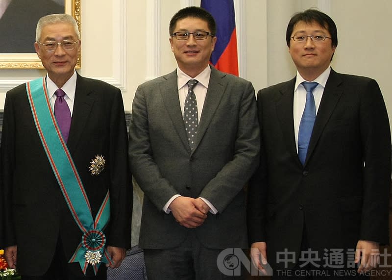 前副總統吳敦義（左1）與兒子吳子文（右1）、吳子廉（右2）。（中央社／資料照）