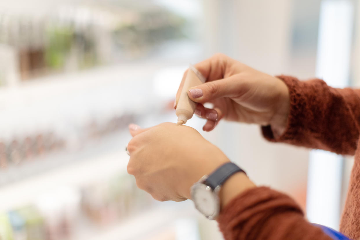 So würden wohl die meisten Frauen Concealer ausprobieren. (Symbolbild: Getty Images)