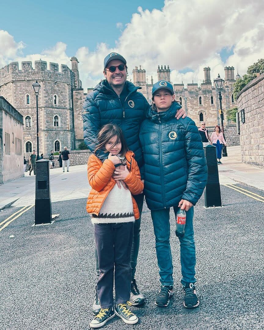 Santiago Gómez Romero, junto a los hijos de la modelo