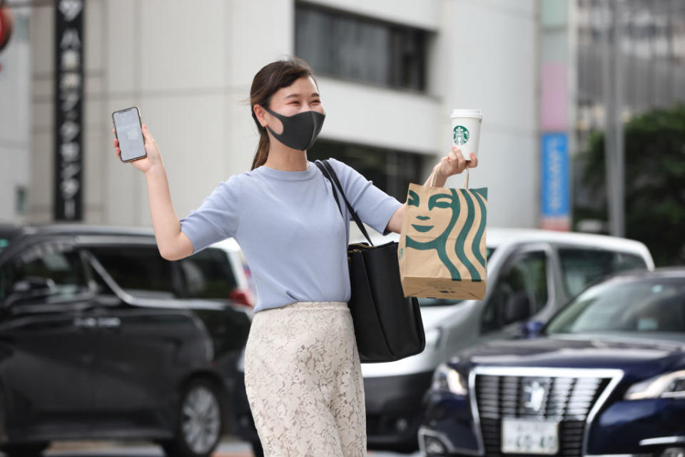 Tokio: Diese junge Frau ist auch ohne essbare Maske gut gelaunt. (Bild: Getty Images)