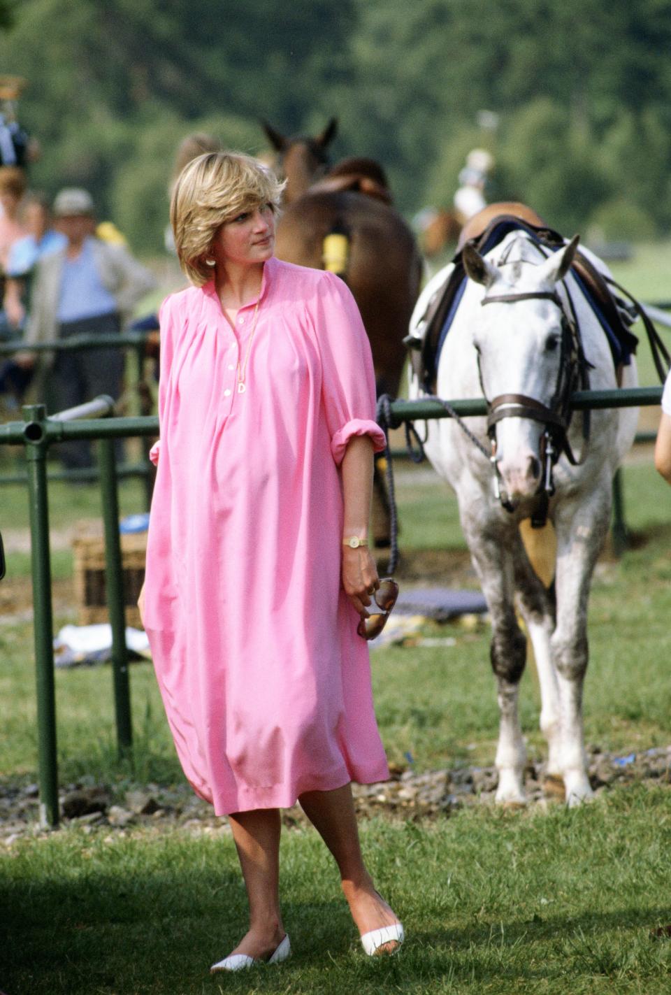 <p>Prinzessin Diana bewies mit einem übergroßen pinkfarbenen Millenial-Kleid bei einem Polo-Ausflug im Mai 1982, dass auch außerhalb der Dienstzeit stilvolle Umstandsmode angesagt ist. [Foto: Getty] </p>
