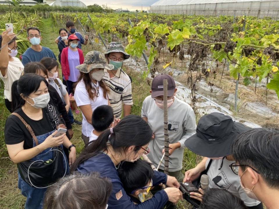 屏科大野保所在台南市東山區進行猛禽棲架示範教學。（記者鄭伯勝翻攝）