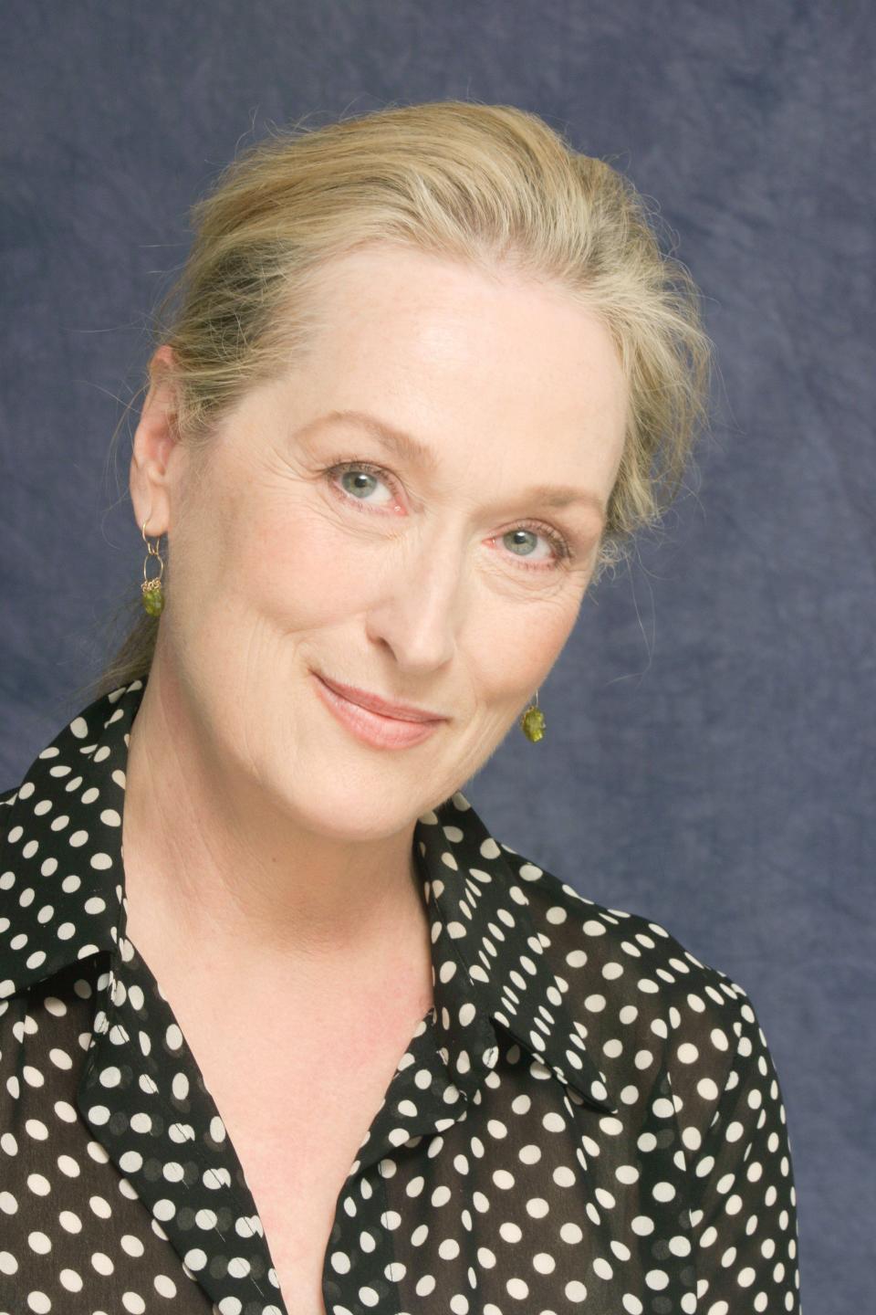 <h3>梅莉史翠普Meryl Streep - 亞薩學院Vassar College 戲劇學士/耶魯大學Yale University 戲劇碩士/ 達斯茅特學院Dartmouth College 榮譽博士</h3> <p>梅莉史翠普是3次奧斯卡及8次金球獎得主，被譽為「美國影史上最偉大的演員之一」，她的精湛演技人盡皆知，就連學位也高得嚇人！<strong>梅姨在紐約州的亞薩學院就讀時，她的戲劇教授就對她的口音模仿能力及快速熟記台詞的態度讚譽有加。</strong></p> <p>1971年大學畢業後，她繼續前往耶魯大學戲劇學院攻讀碩士，而龐大的學貸及工作壓力曾讓她一度放棄演戲，所幸她仍堅持完成學業取得碩士學位。1970年，梅姨以亞薩學院交換生身份作為訪問學者前往達斯茅特學院（Dartmouth College），最後於1981年取得榮譽博士學位。</p> <cite>Getty Images</cite>