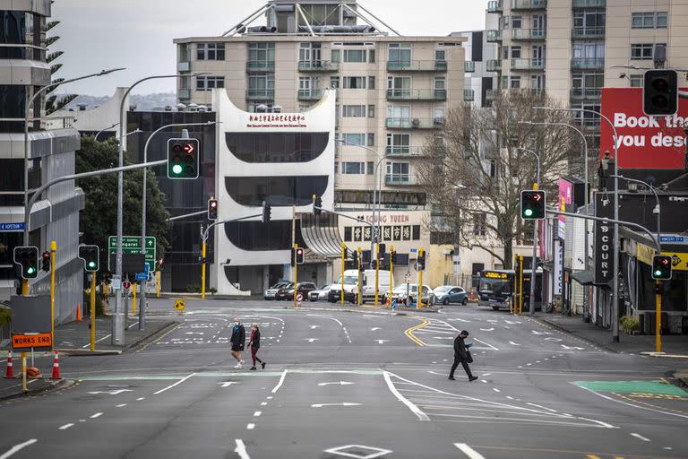 La gente cruza las calles casi vacías en el distrito comercial central de Auckland, Nueva Zelanda