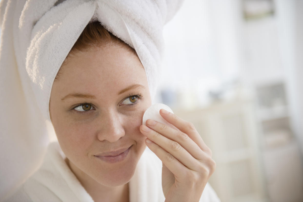 Un cuidado de la piel o skincare básico todos los días es básico para una piel saludable/Getty Images.