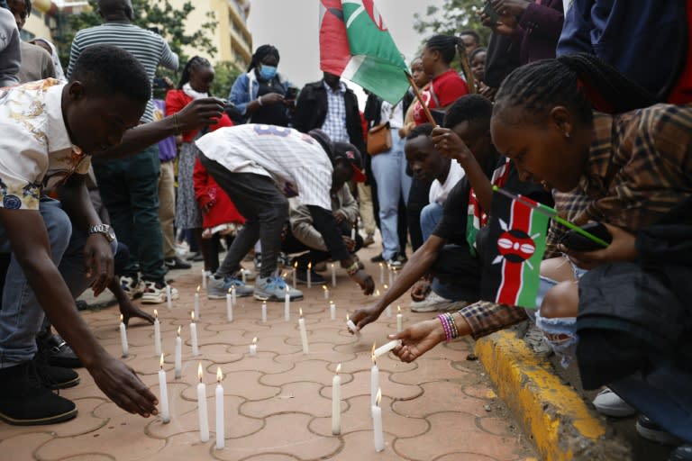 Mehrere hundert Menschen haben mit einem Marsch durch die kenianische Hauptstadt Nairobi an die Todesopfer der regierungskritischen Proteste erinnert. Bereits am Vortag hatten sich mehrere hundert Menschen zum Gedenken in einem Park im Zentrum versammelt. (SIMON MAINA)