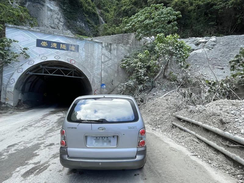 撒播種籽球 盼加速修復震後受創土地 0403地震造成許多地區山林崩塌、土石裸露，慈濟大 學2教授帶領志工製作原生種植物種籽球，用彈弓將 種籽球射到較遠、較高裸露岩壁土石中，盼加速修復 大地。 （邱奕儒提供） 中央社記者李先鳳傳真  113年7月7日 