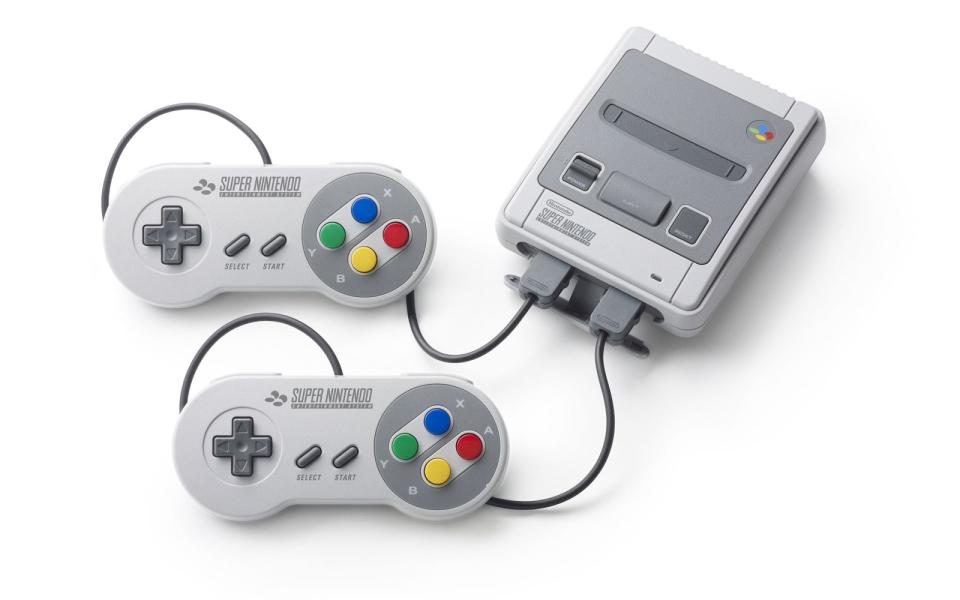 <p>Keine Konsole hatte mehr Namen: Das Super Nintendo Entertainment System - meist auch Super Nintendo, Super NES, SNES oder Super Famicom genannt - kam Anfang der 90er-Jahre auf den Markt und verkaufte sich rund 49,1 Millionen Mal weltweit. 2017 folgte im Rahmen einer Retro-Welle eine Nintendo-Classic-Mini-Version für Nostalgiker (Bild). (Bild: Nintendo)</p> 