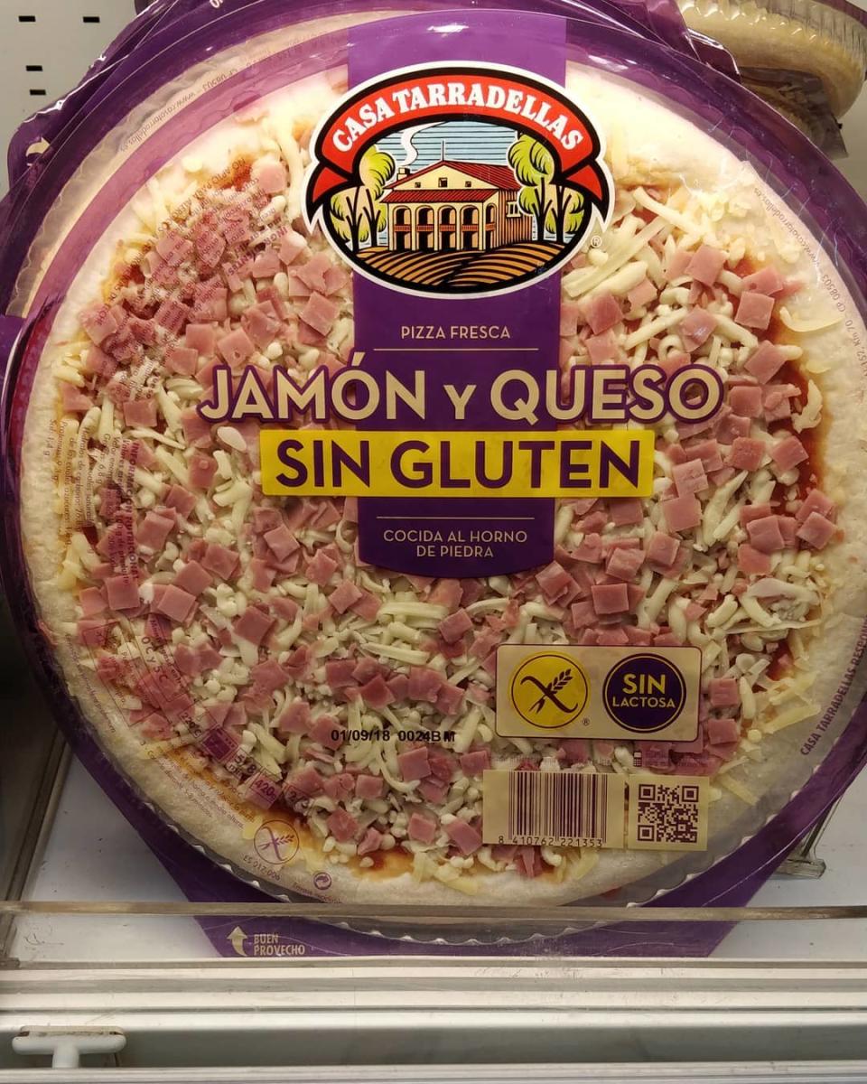 <p>Por ejemplo, uno de los productos más exitosos de Mercadona, sus pizzas refrigeradas, son de Casa Tarradellas. La empresa catalana, que ha tenido un ascenso meteórico tras su alianza con la compañía de Juan Roig, también distribuye a esta platos precocinados, patés o embutidos. (Foto: Instagram / @celiacoconcoco). </p>