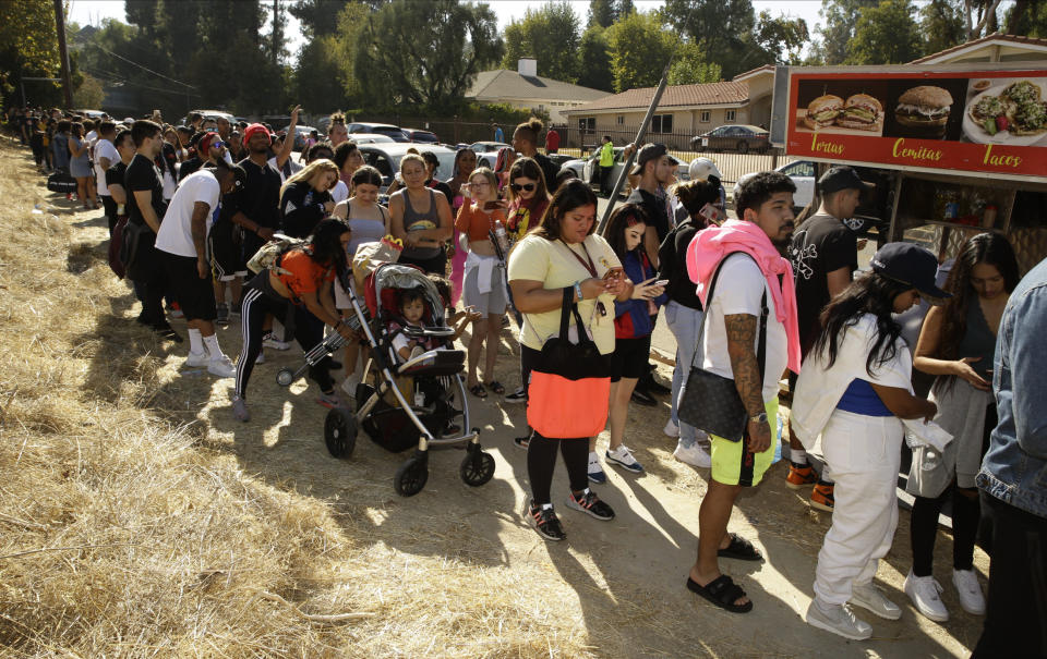 Gente hace fila para comprar en la venta de garaje de Chris Brown, en la casa del cantante en el barrio de Tarzana del Valle de San Fernando, el miércoles 6 de noviembre del 2019 en Los Angeles. (AP Foto/Damian Dovarganes)