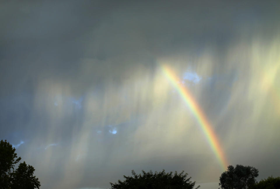 Enfys haf yng nghanol storm fellt a tharanau yn Encinitas, California ar Awst 20, 2014. REUTERS/Mike Blake