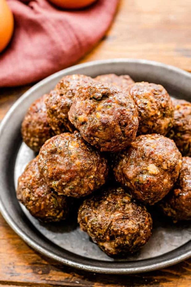 <p><a href="https://www.julieseatsandtreats.com/air-fryer-meatballs/" rel="nofollow noopener" target="_blank" data-ylk="slk:Julie's Eats and Treats;elm:context_link;itc:0;sec:content-canvas" class="link ">Julie's Eats and Treats</a></p>