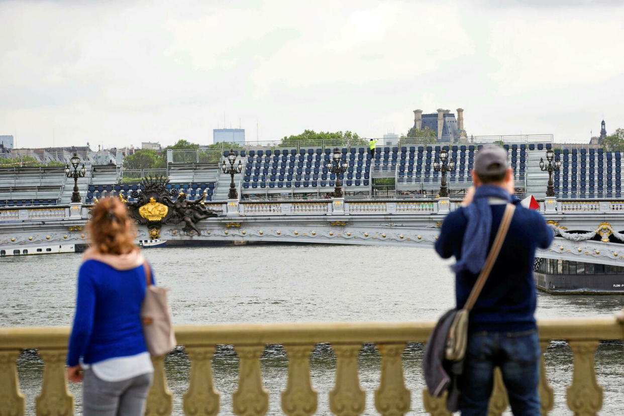 Tribunes en cours d'installation sur le pont Alexandre III pour les Jeux olympiques de Paris 2024.  - Credit:Xavier Francolon/Sipa