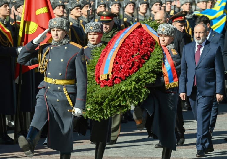 El primer ministro armenio, Nikol Pashinyan (dcha), asiste a una ceremonia militar en la tumba del soldado desconocido situada junto a la muralla del Kremlin, el 20 de abril de 2022 en Moscú (Kirill Kudryavtsev)