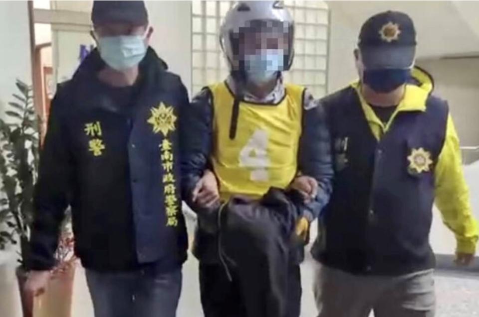 警方14日逮捕涉嫌提供犯案衝鋒槍的嫌犯楊展華，楊嫌與「紅龜」洪政軍涉嫌策畫該案，案發原因指向光電利益糾紛。   圖：台南市警察局提供