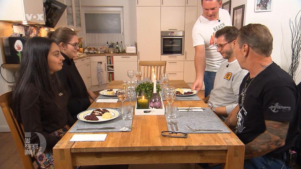 Die Hauptspeise ist angerichtet: Krustenbraten mit Rotkohl und einem Kloß-Häuflein. 
 (Bild: RTL)