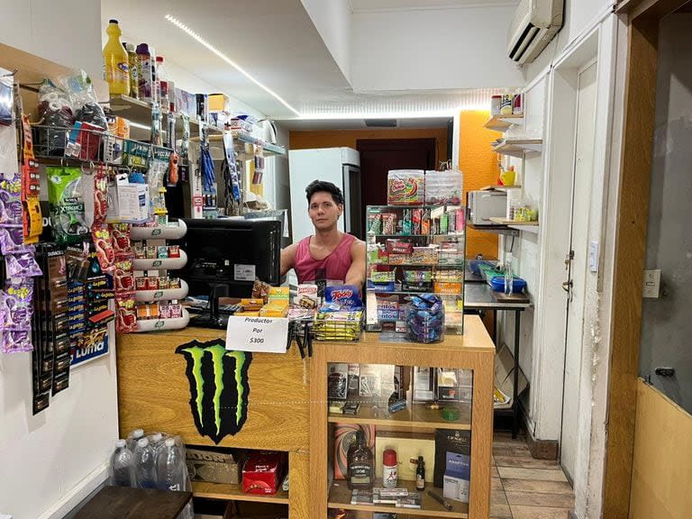 Ignacio González, dueño de un kiosco sobre la avenida Las Heras, lamenta los pocos transeúntes 