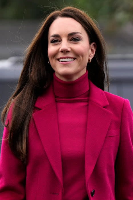 kate-middleton-wearing-pink-and-gold-earrings