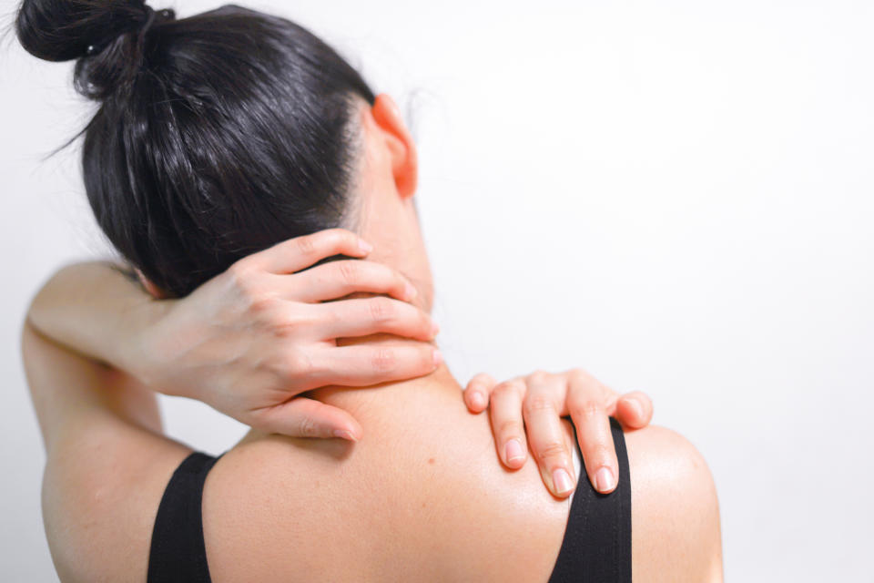 僵硬人症候群最常見的症狀便是背痛。示意圖來源：Getty Images