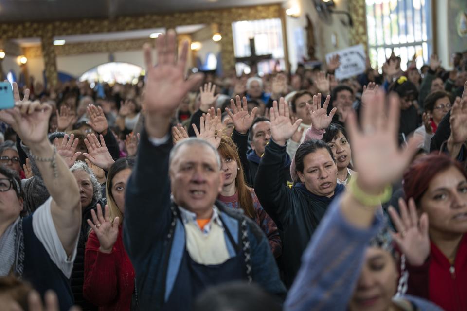 Participantes en una misa para agradecer a los que ayudan a los pobres en el santuario de la Virgen de Caacupé en La Matanza, Argentina, el 19 de junio del 2024. (Foto AP /Rodrigo Abd)