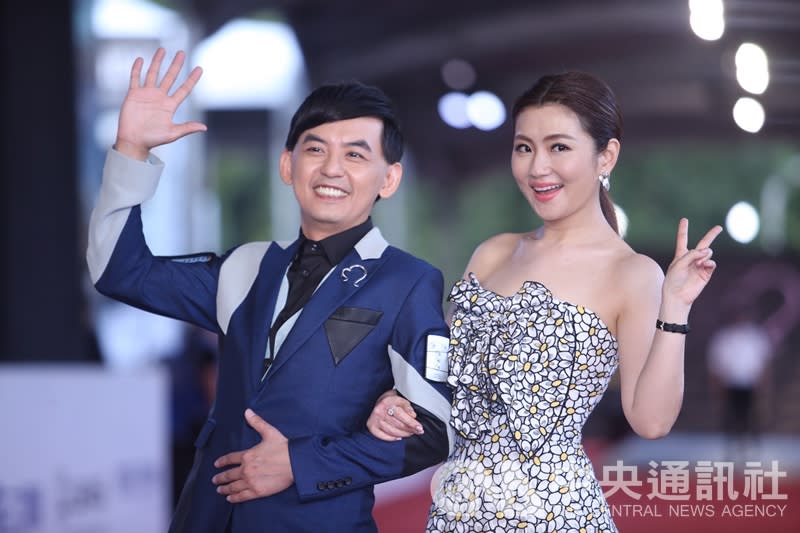 第52屆電視金鐘獎頒獎典禮30日晚間7時在台北登場，星光紅毯下午5時搶先展開，典禮主持人黃子佼（左）、Selina（右）攜手走星光。