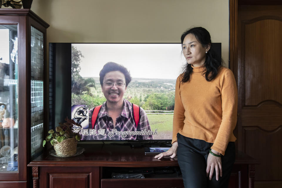 Una foto de Ruan Xiaohuan con sus padres durante su infancia. (Bei Zhenying via The New York Times)