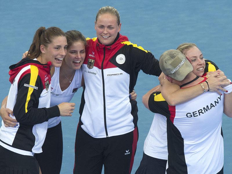 Die deutschen Tennisdamen feiern den Einzug ins Fed-Cup-Finale. Foto: Dave Hunt