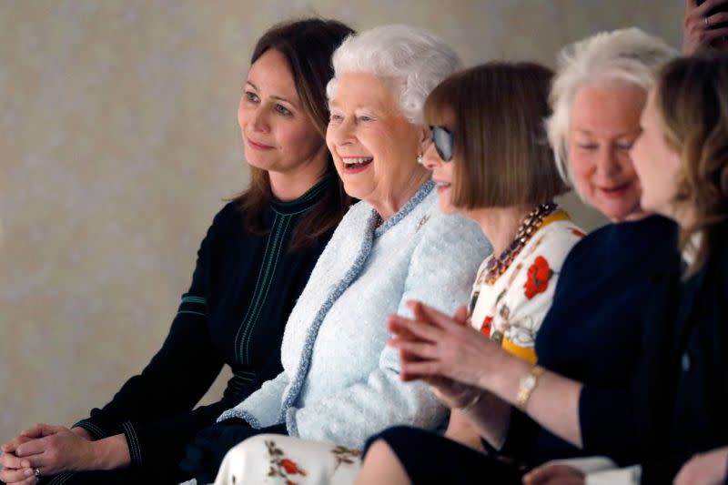 Die Queen schien es nicht zu stören, dass Anna Wintour ihre Sonnenbrille aufbehielt, aber die Social Media User waren nicht erfreut. [Bild: Getty]