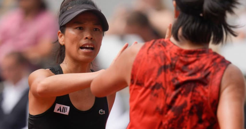 謝淑薇（左）在英國伯明罕女網賽雙打首輪獲勝。（圖／美聯社資料照）