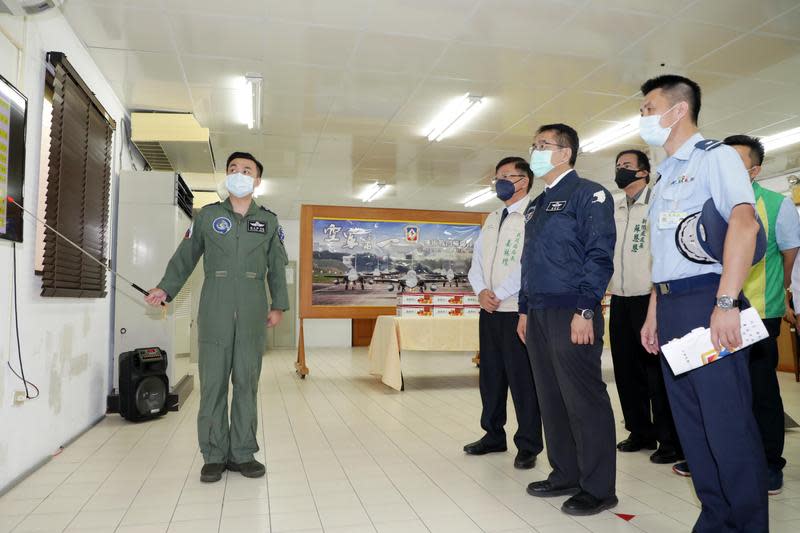 黃偉哲率團赴空軍第一戰術戰鬥機聯隊慰問。（台南市政府提供）