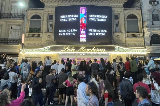 Confusión en avenida Corrientes: decenas de personas creyeron que Lionel Messi estaba en el teatro viendo la obra de Nico Vázquez